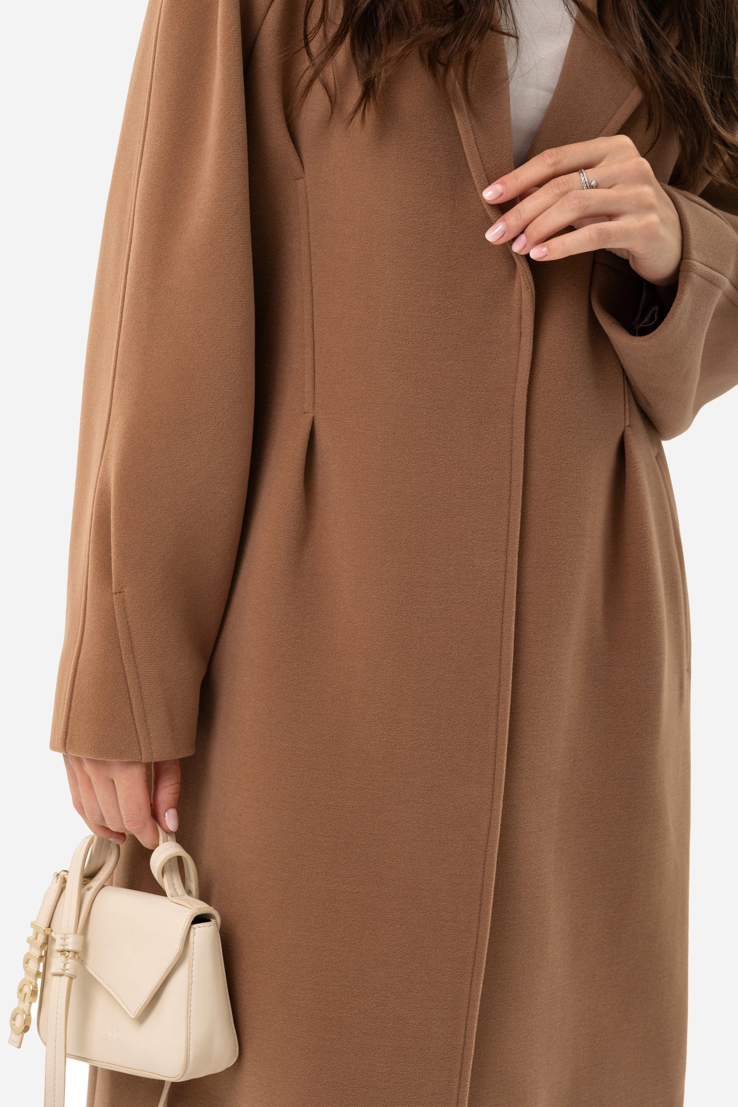 Women's coat with an accentuated waist