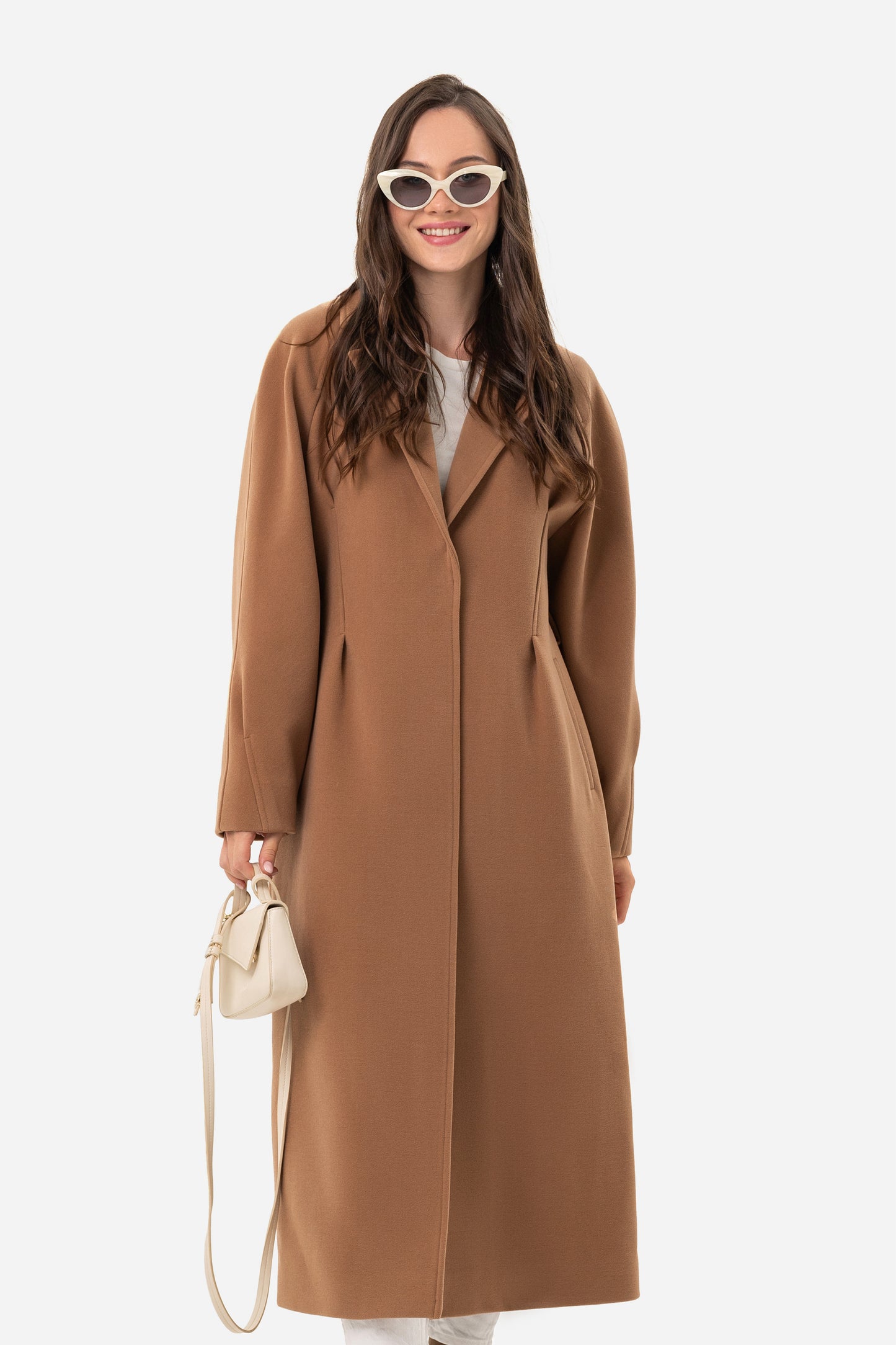 Women's coat with an accentuated waist