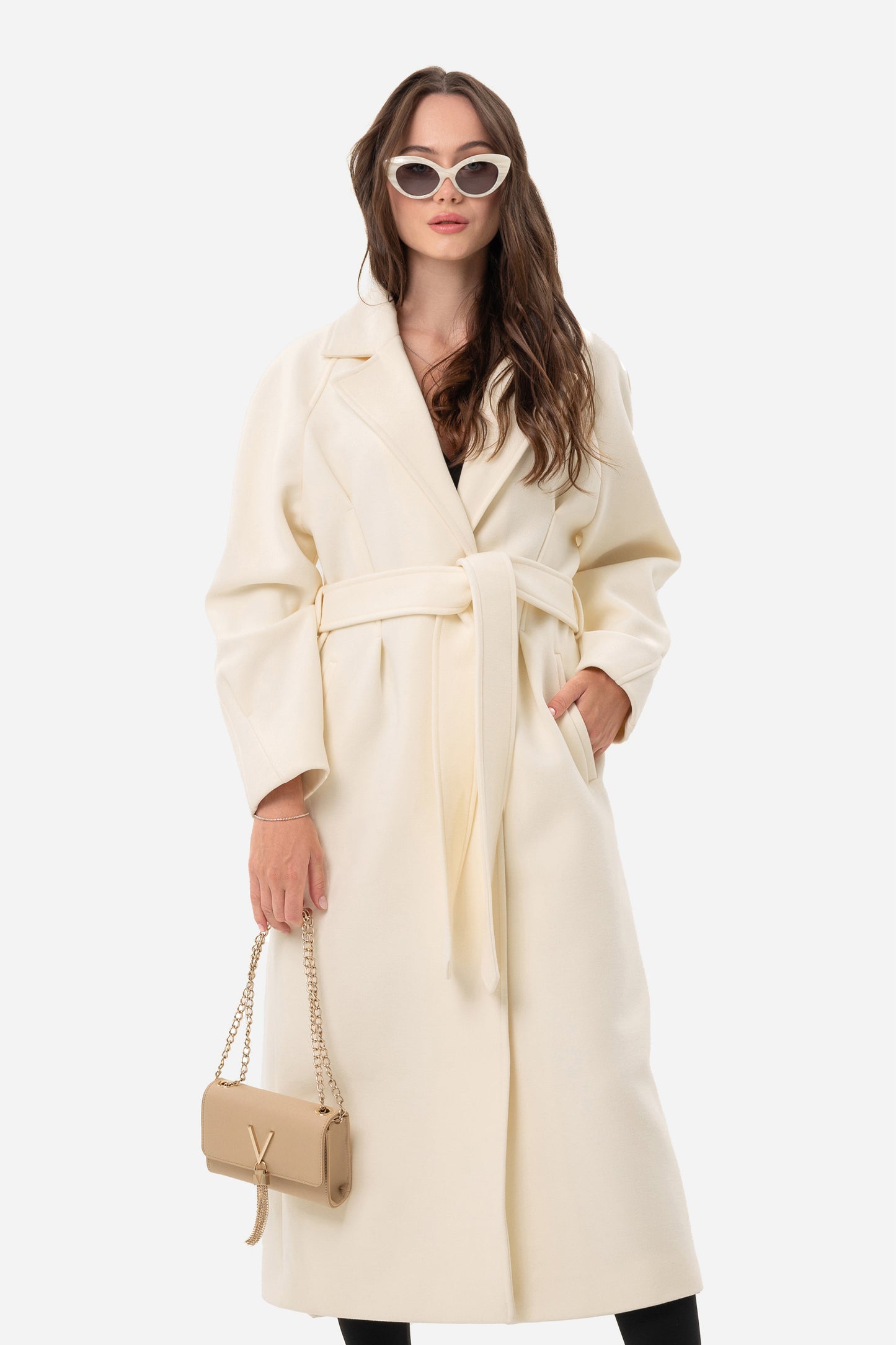 Women's coat with an accentuated waist