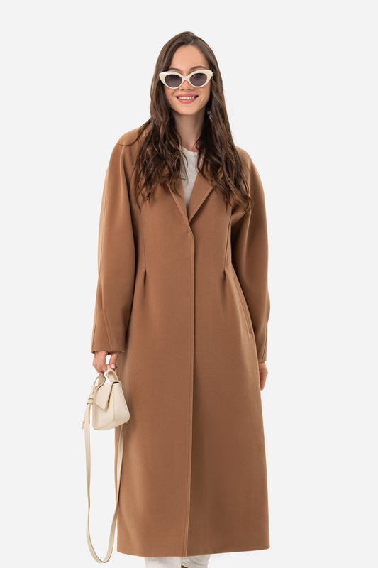 Women's coat with an accentuated waist
