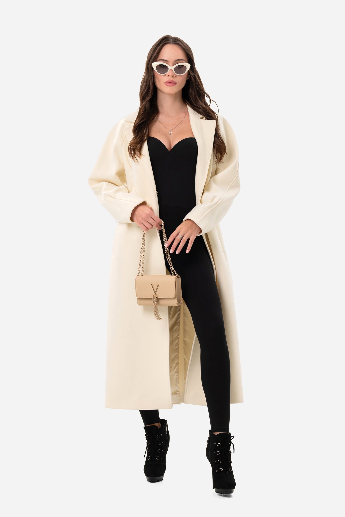 Women's coat with an accentuated waist