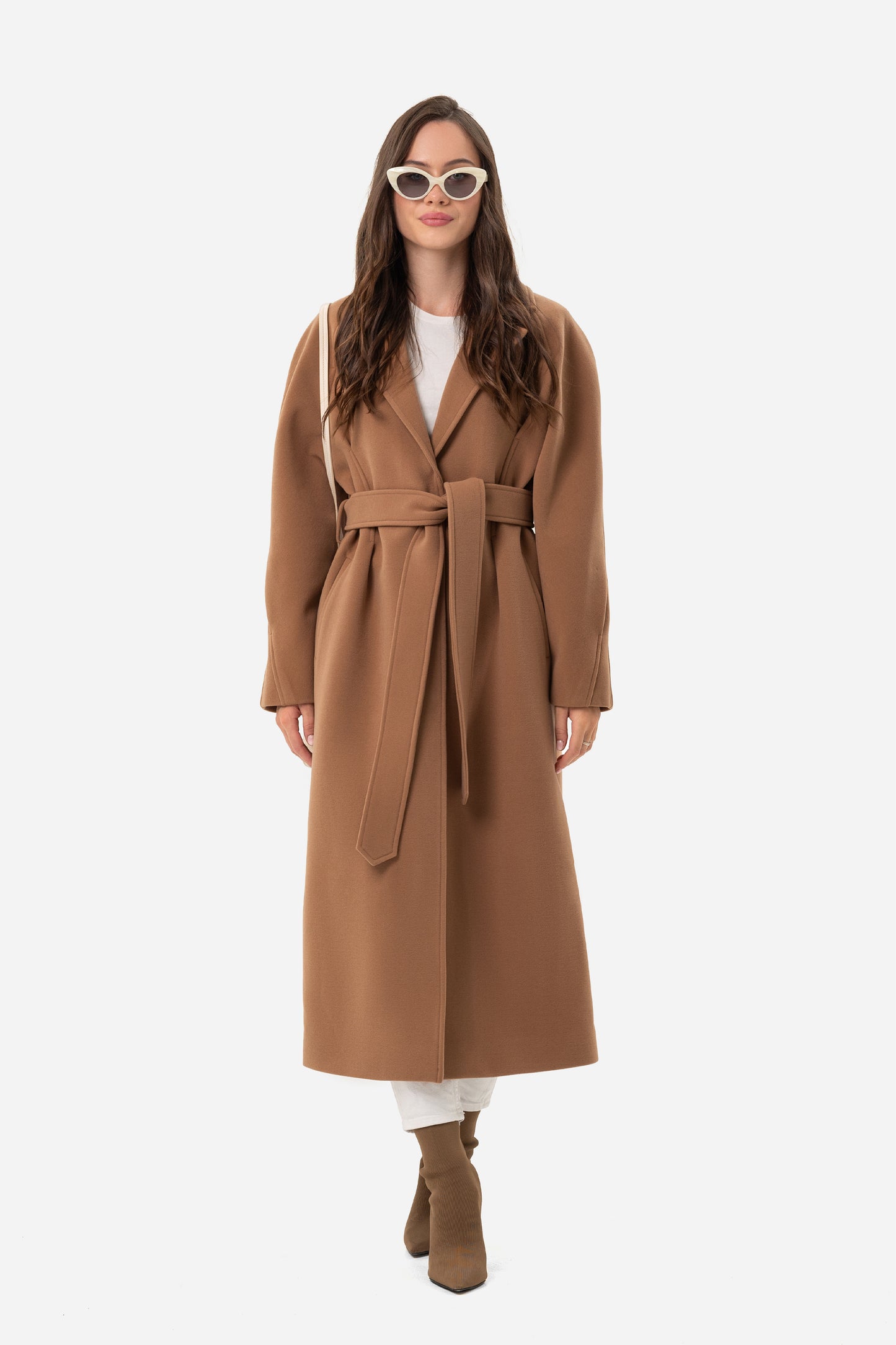 Women's coat with an accentuated waist
