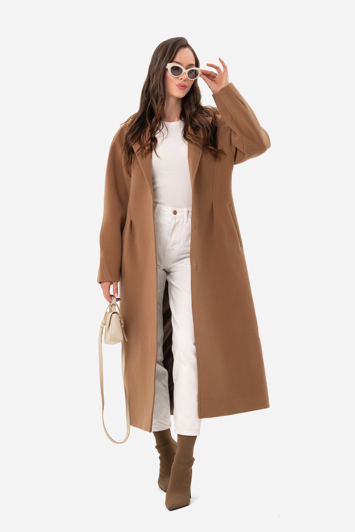 Women's coat with an accentuated waist
