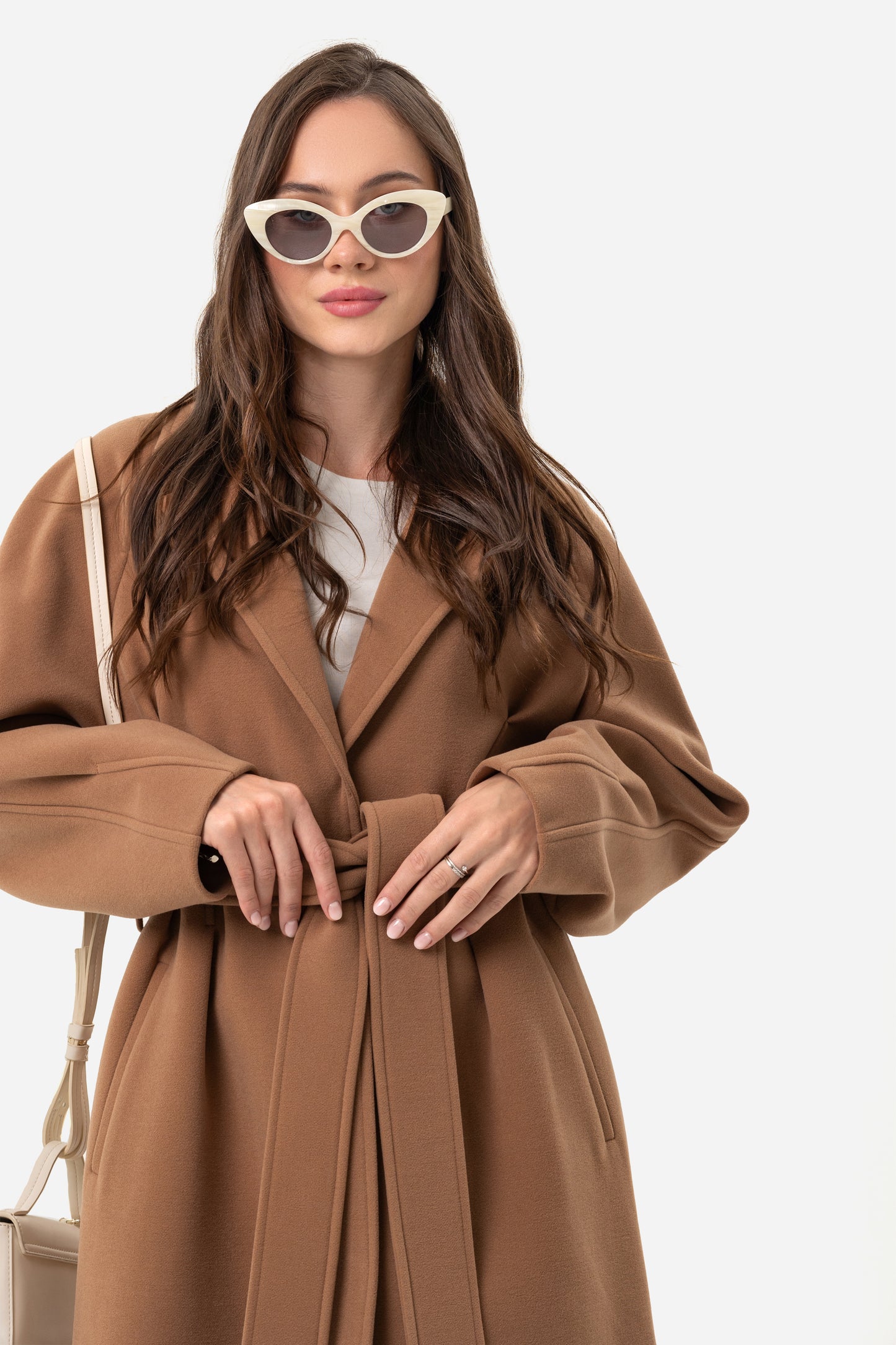 Women's coat with an accentuated waist