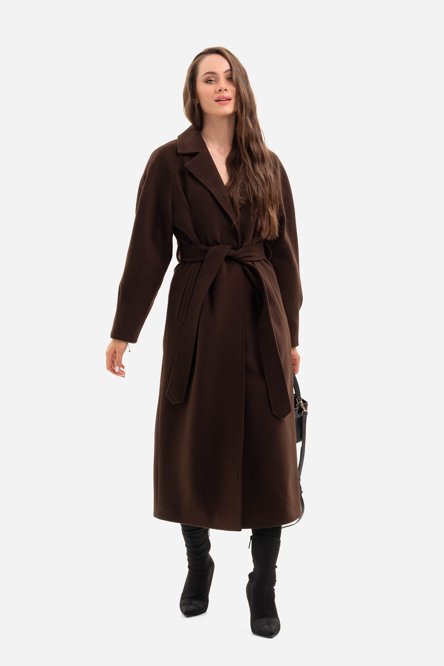 Women's coat with an accentuated waist