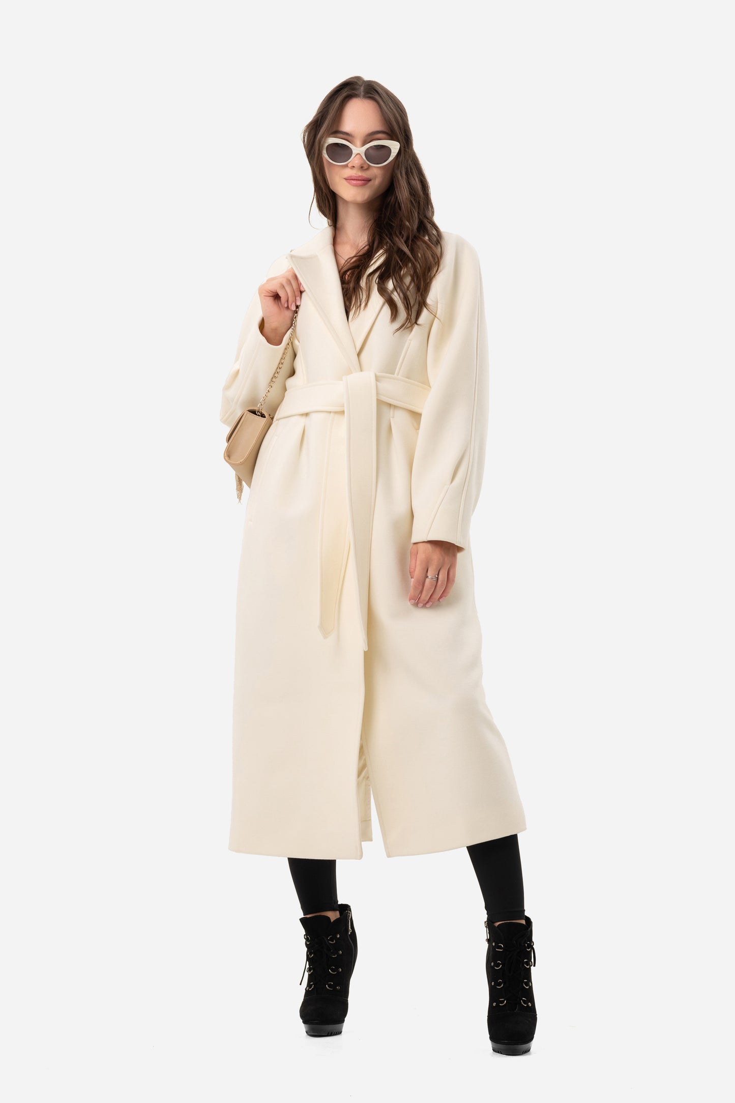 Women's coat with an accentuated waist