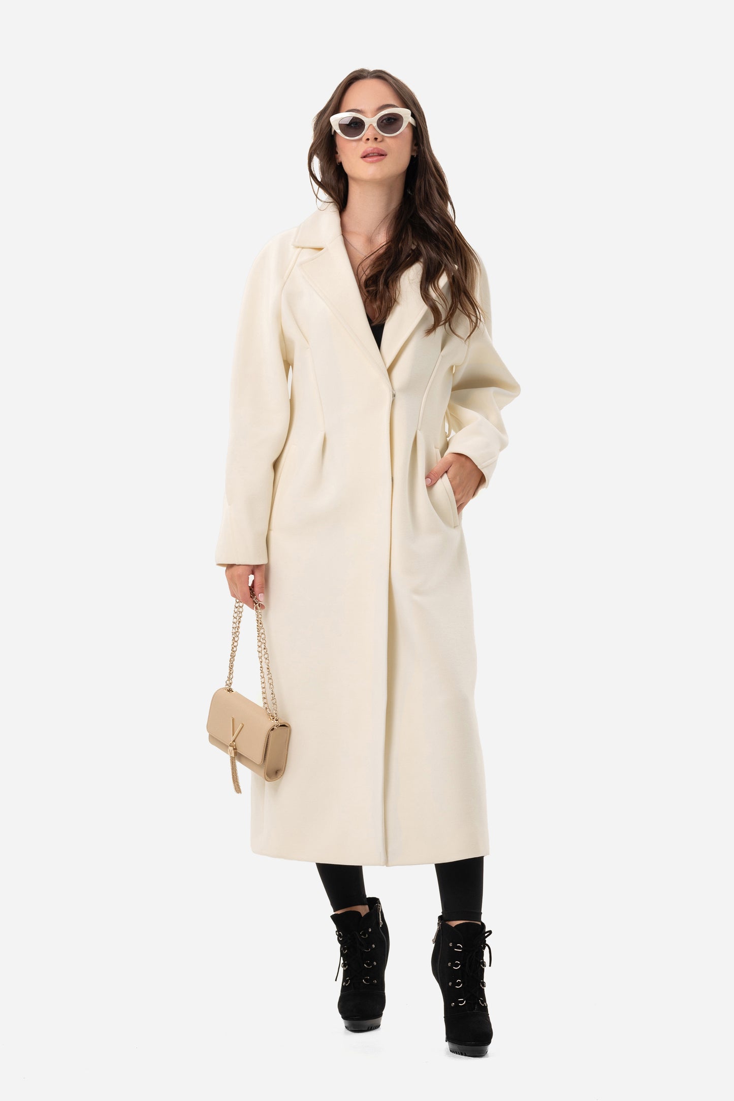 Women's coat with an accentuated waist