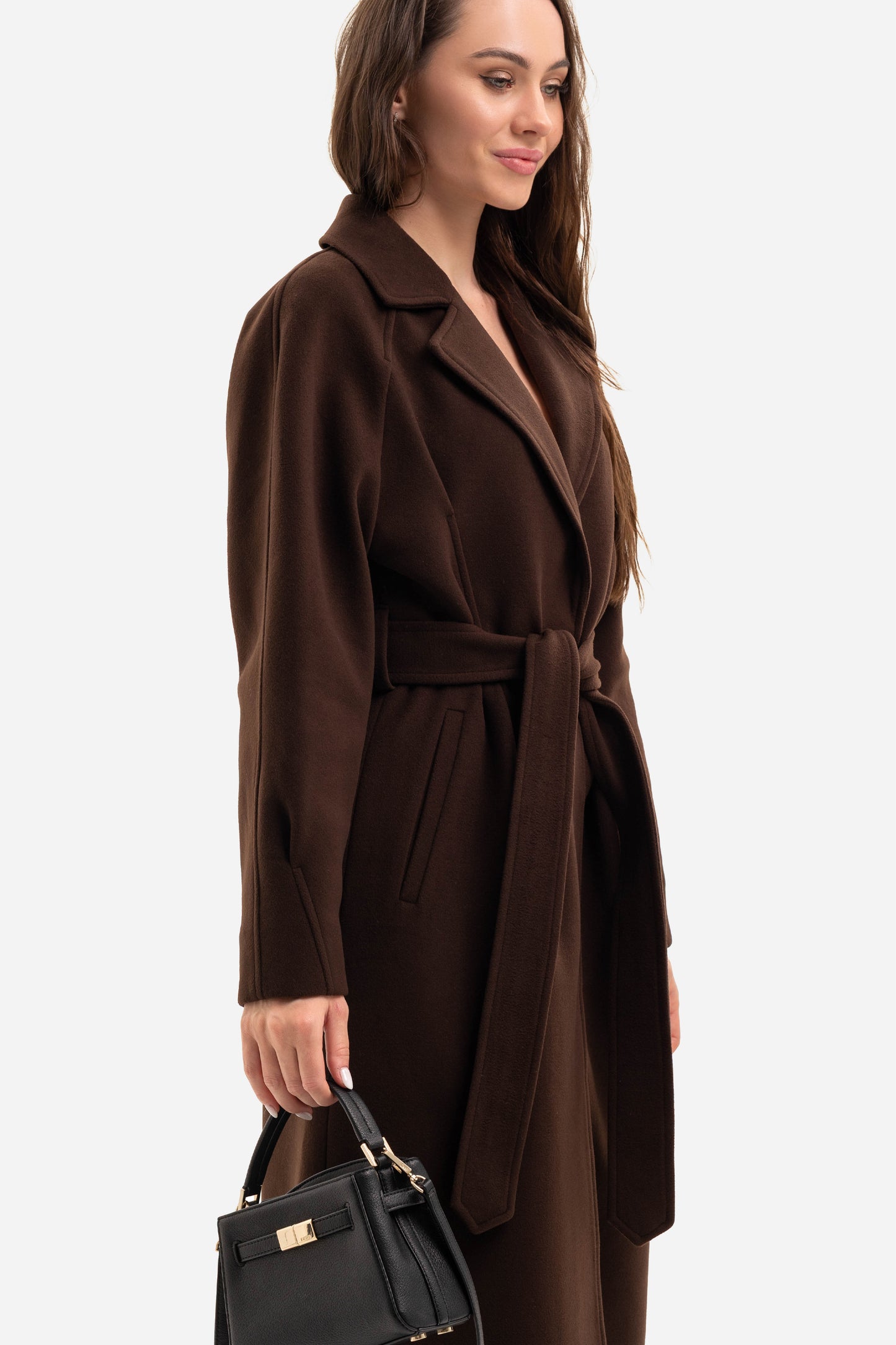 Women's coat with an accentuated waist