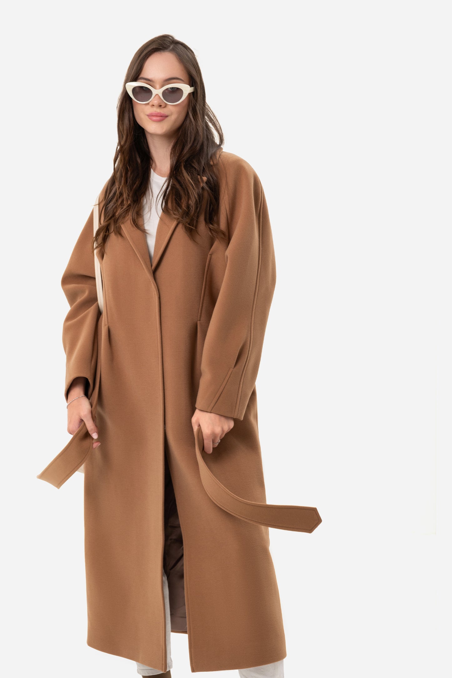 Women's coat with an accentuated waist