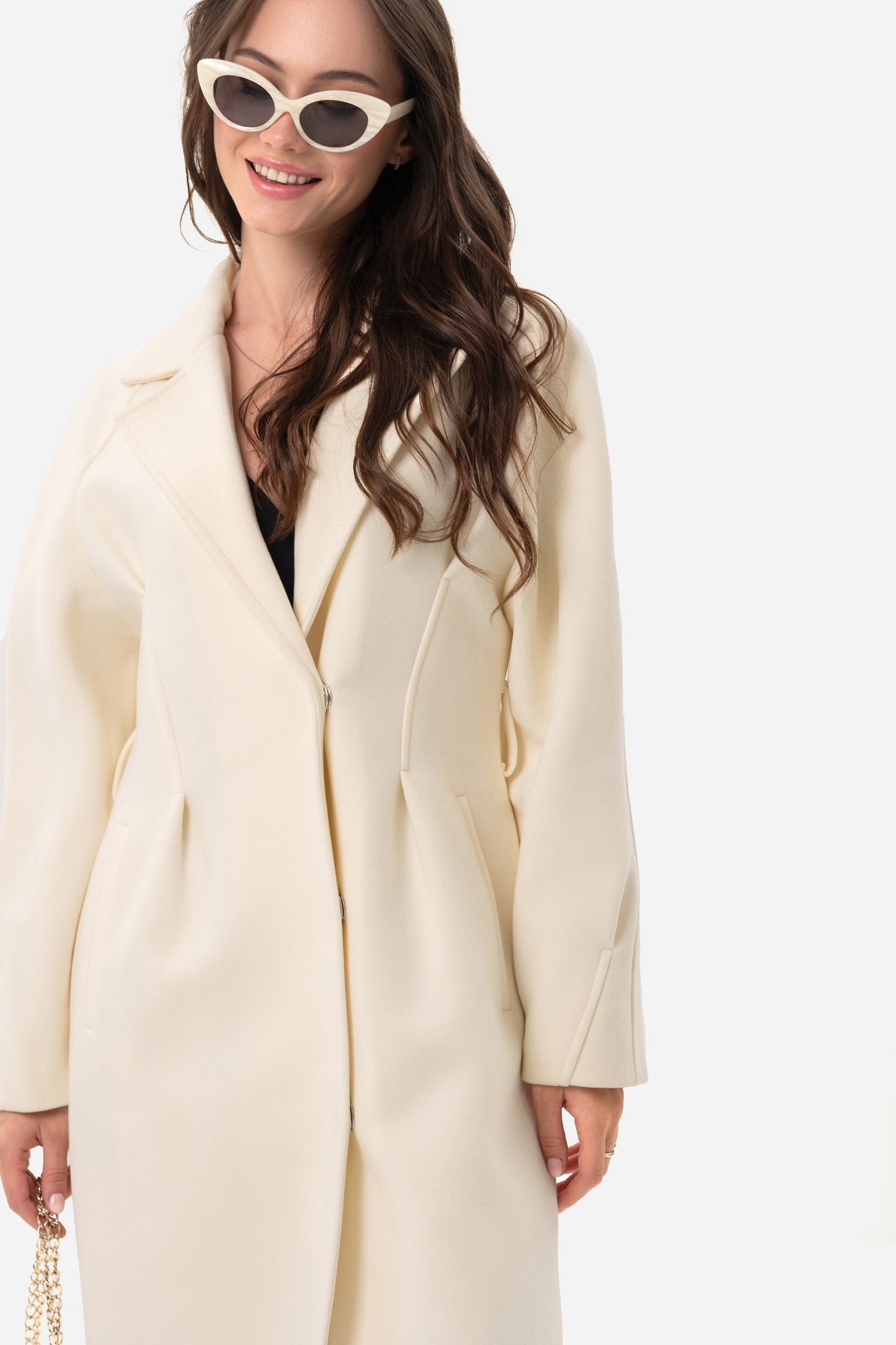 Women's coat with an accentuated waist