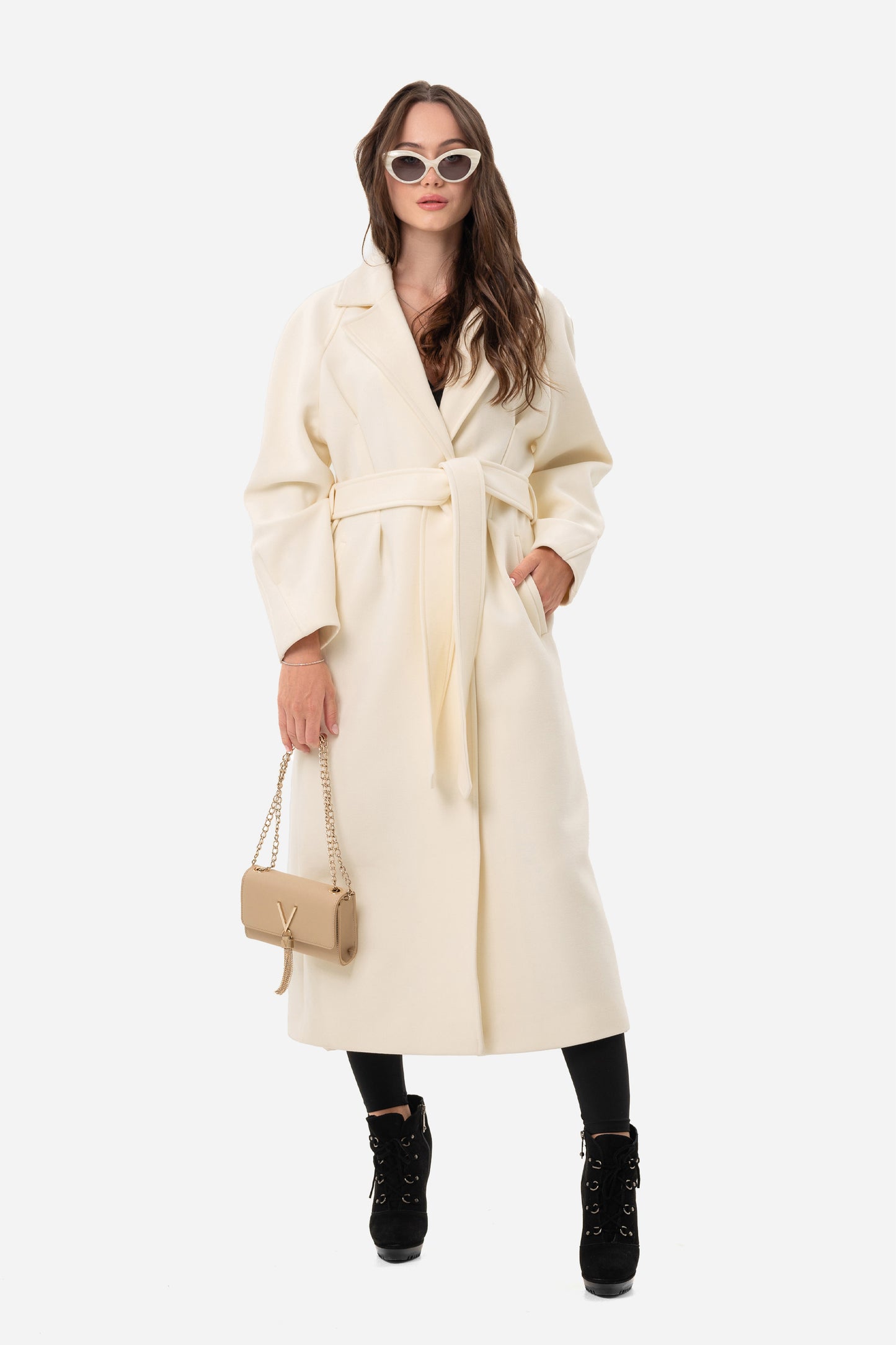 Women's coat with an accentuated waist