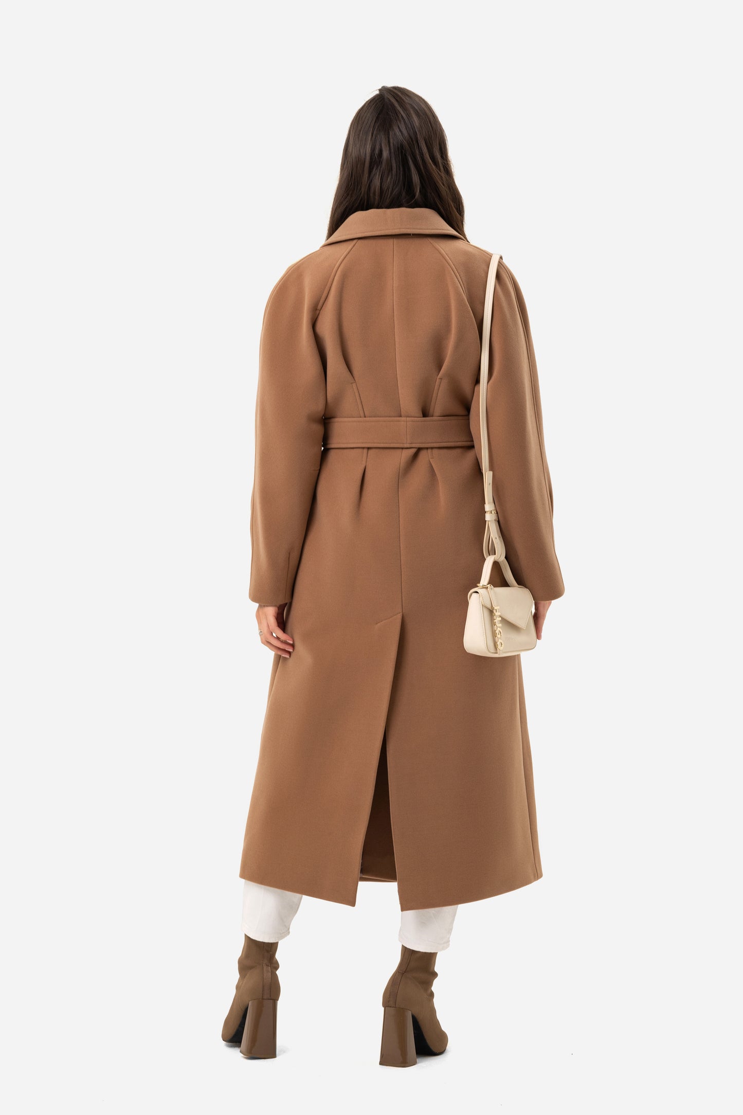 Women's coat with an accentuated waist
