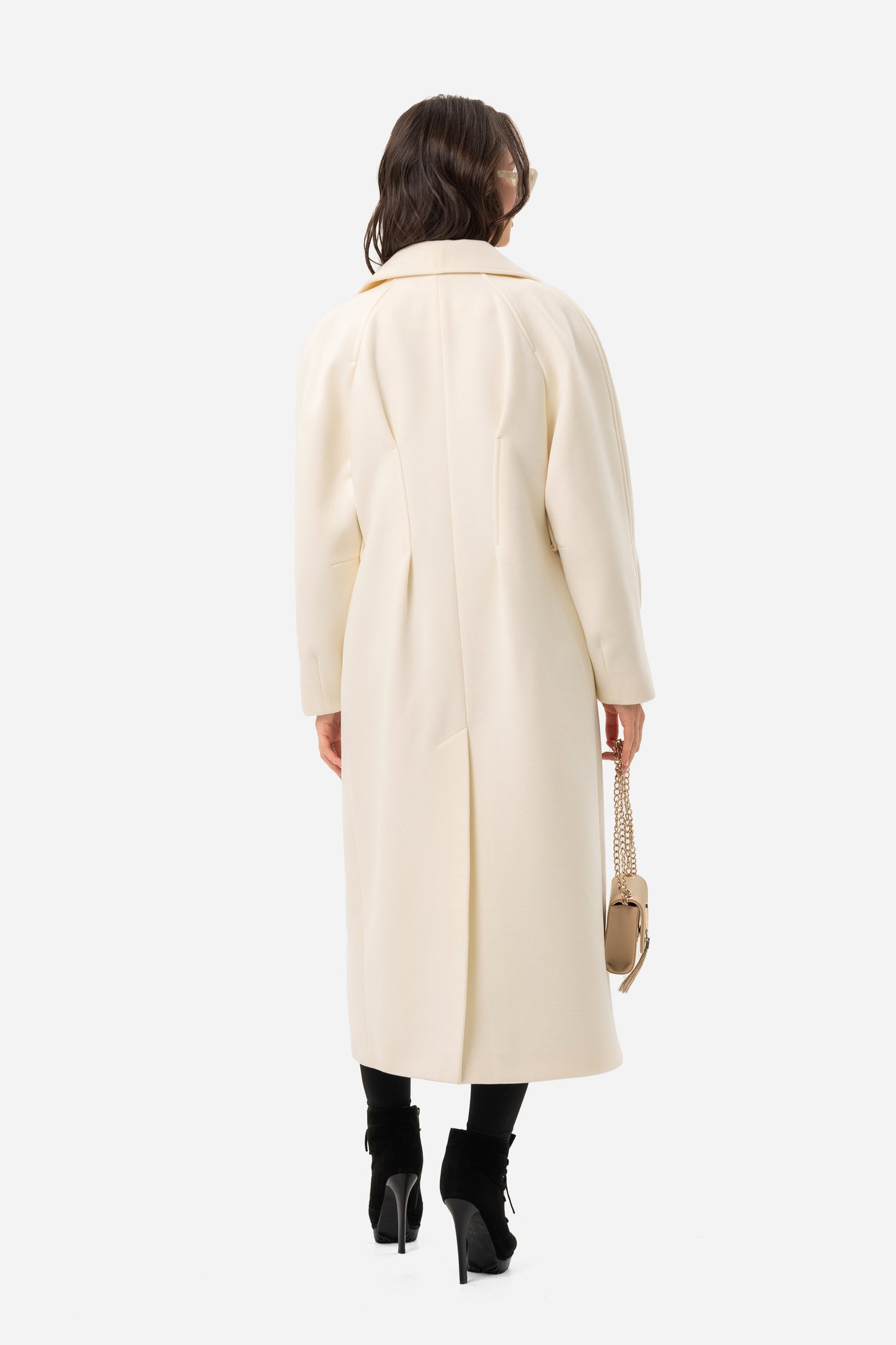 Women's coat with an accentuated waist